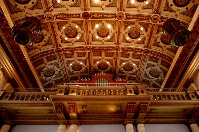 19 Photos Of (Near) Perfect Symmetry