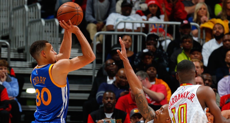 Curry sets record of 128 consecutive games with a 3-pointer