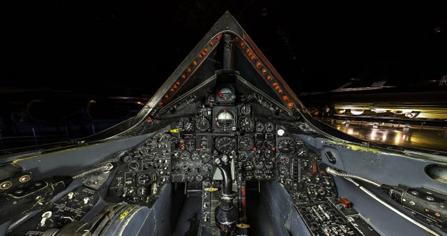 Amazing ultra-high definition photo of the SR-71 Blackbird cockpit