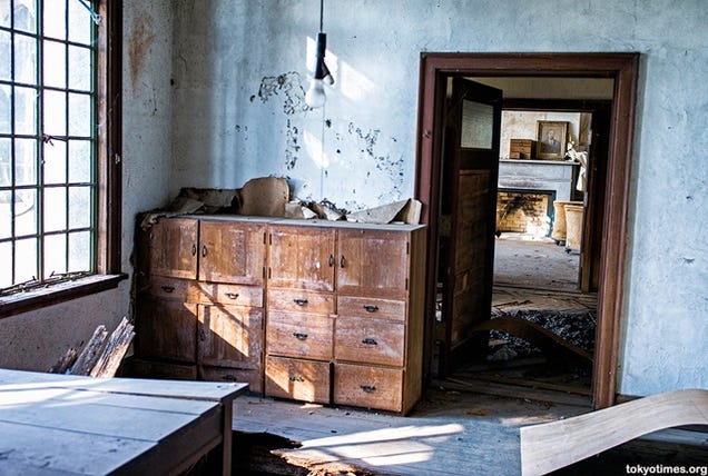 This Modern Japanese Ruin Would Make a Fascinating Computer Game