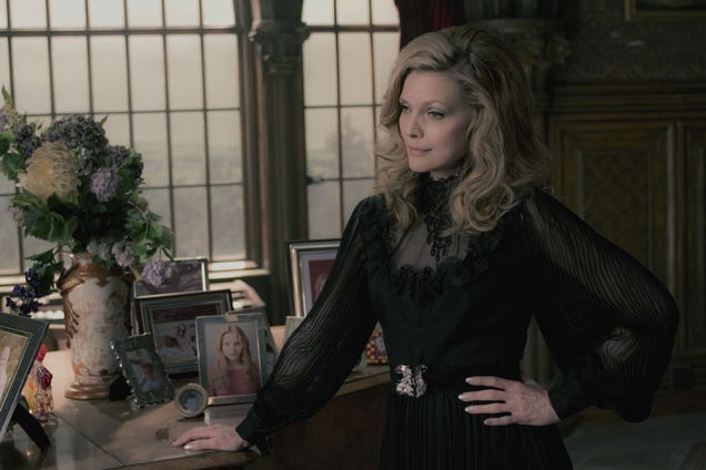 28 stills from Dark Shadows prove Tim Burton has not yet tired of pancake makeup