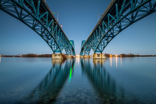 19 Photos Of (Near) Perfect Symmetry
