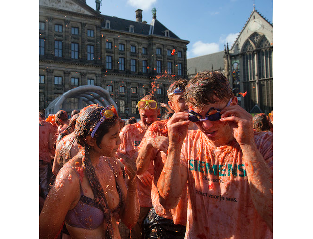 Dutch Stage Gigantic, Messy Tomato Fight to Protest Russian Sanctions