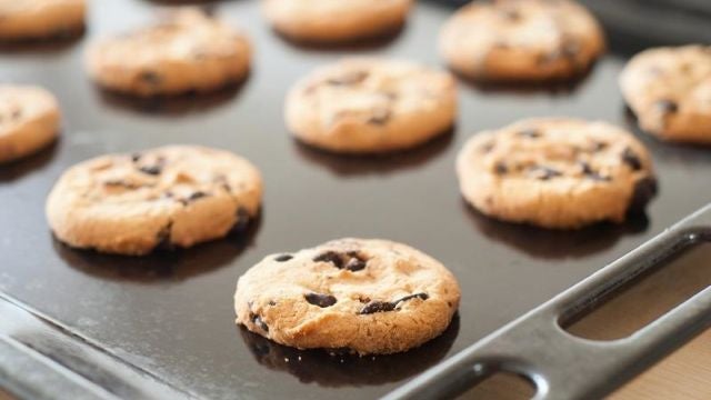 Get Cookies Off Baking Trays Easier with Dental Floss