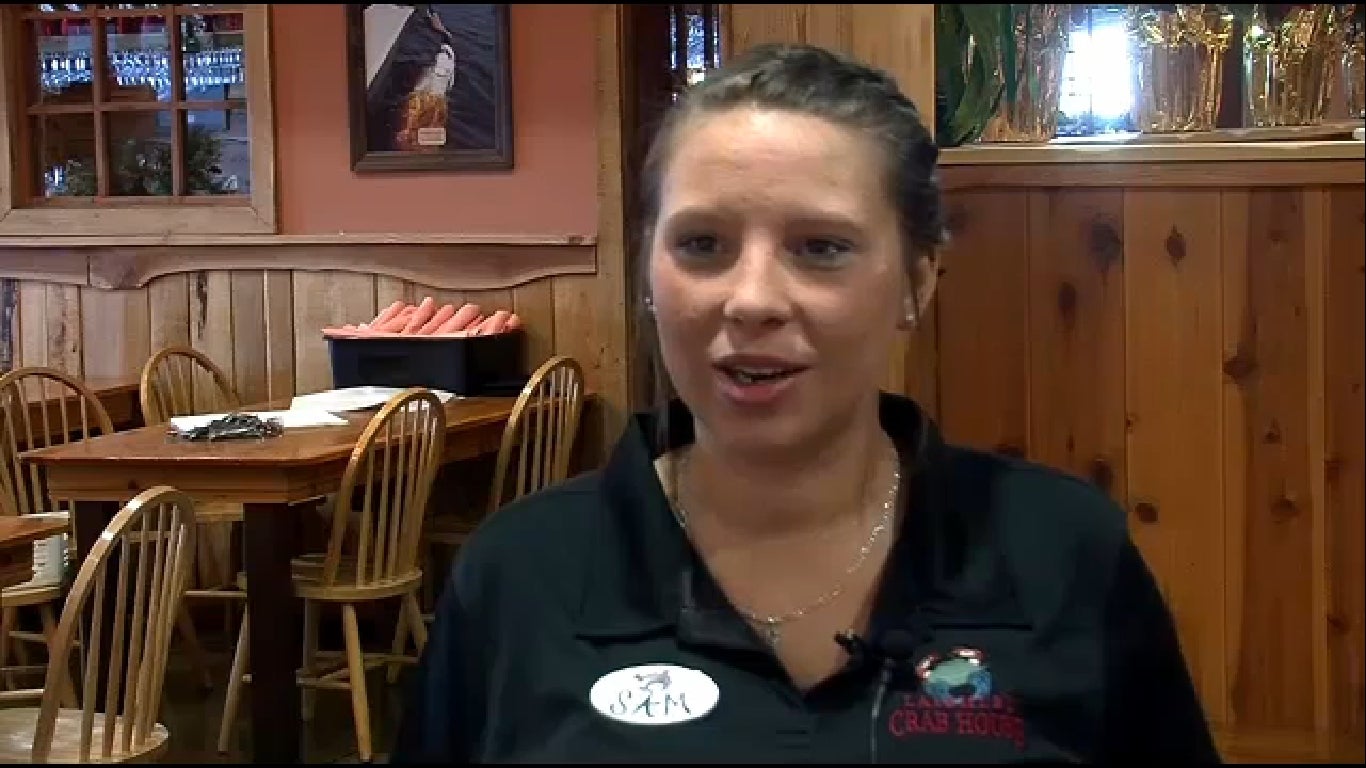 Waitress Gets 1100 Tip After Giving 1000 To Wrong Man