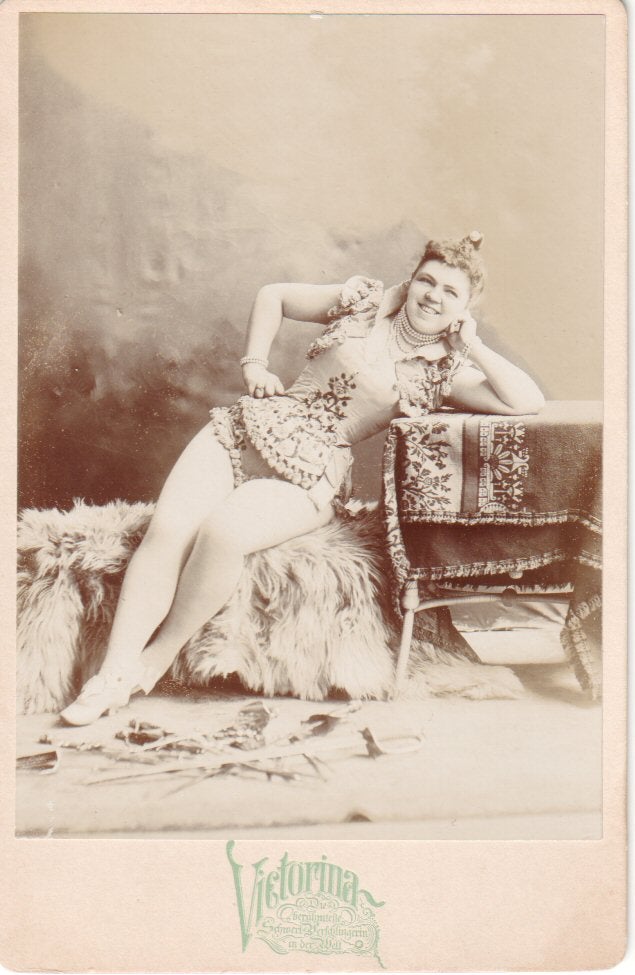 Awesome portraits of female sword swallowers in the 1800s