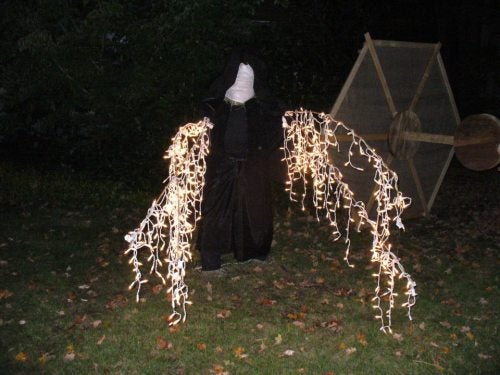 Star Wars made entirely out of scarecrows wins best Halloween lawn on this Earth