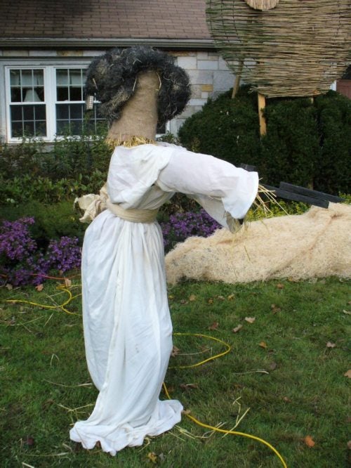 Star Wars made entirely out of scarecrows wins best Halloween lawn on this Earth