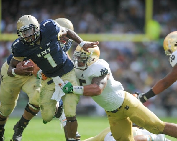 Manti Te'o's Father Wants You To Unsubscribe From The Honolulu Star-Advertiser Because It Printed A Picture Of His Son Missing A Tackle