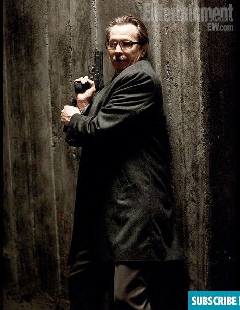 6 new Dark Knight Rises snapshots show off Batman's Bat-abs