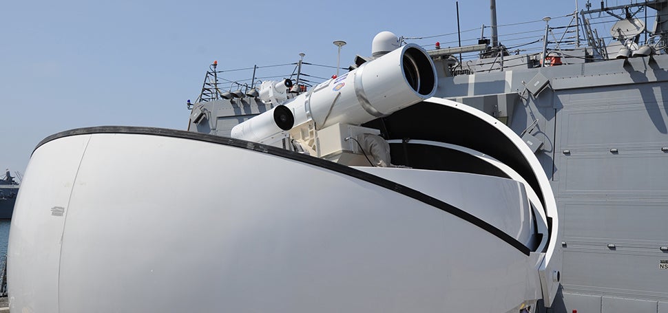 El primer barco de guerra equipado con cañones láser llega este verano