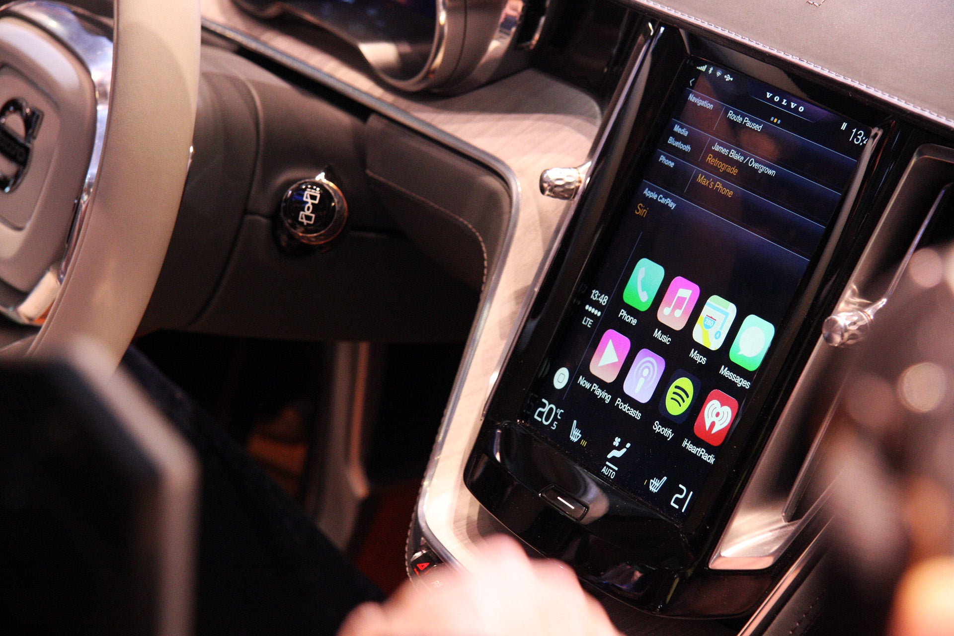 What It&#39;s Like To Use Apple&#39;s CarPlay Hands-Free System