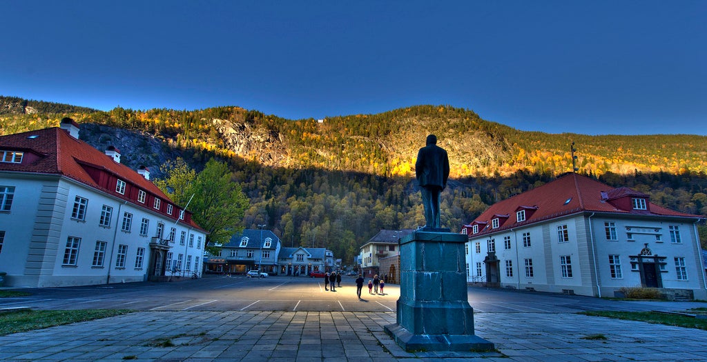 This Town&#39;s Hilltop Mirrors Light It Up With Second-Hand Sunshine