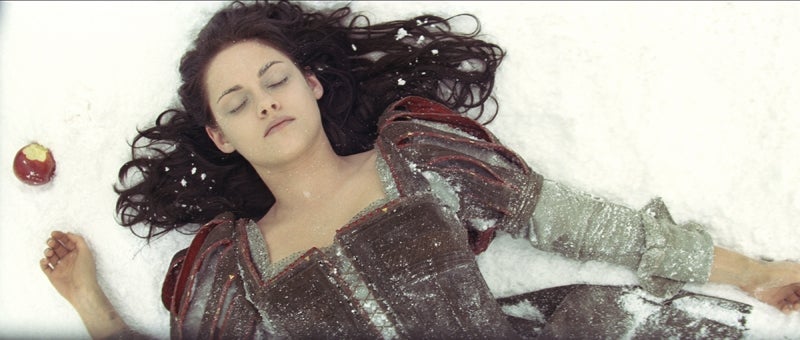 New images of Charlize Theron's soul-sucking Evil Queen ushers back the era of Black Fantasy