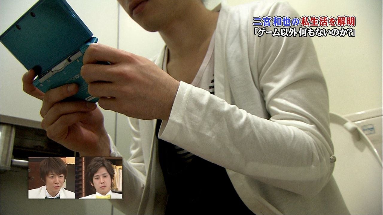 Japanese Nintendo 3DS Pitchman Shows His Toilet Gaming