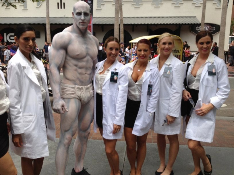 Prometheus cosplay! Behold the Engineer’s milky white abs in the flesh!