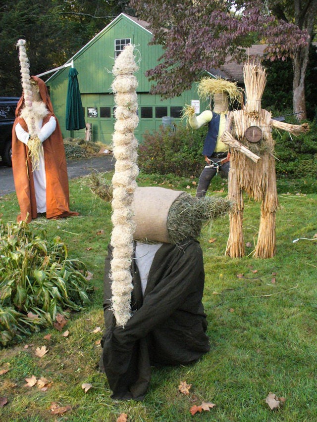 Star Wars made entirely out of scarecrows wins best Halloween lawn on this Earth