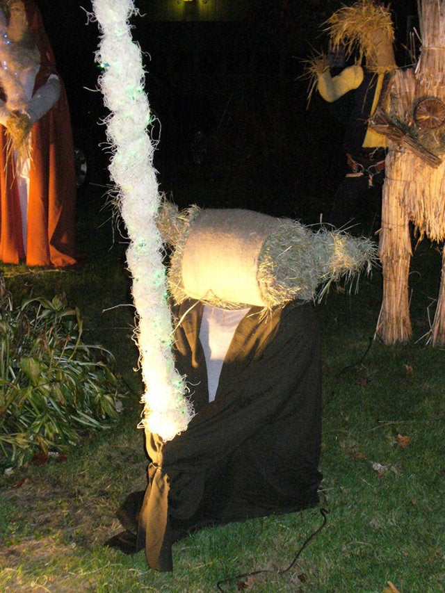 Star Wars made entirely out of scarecrows wins best Halloween lawn on this Earth