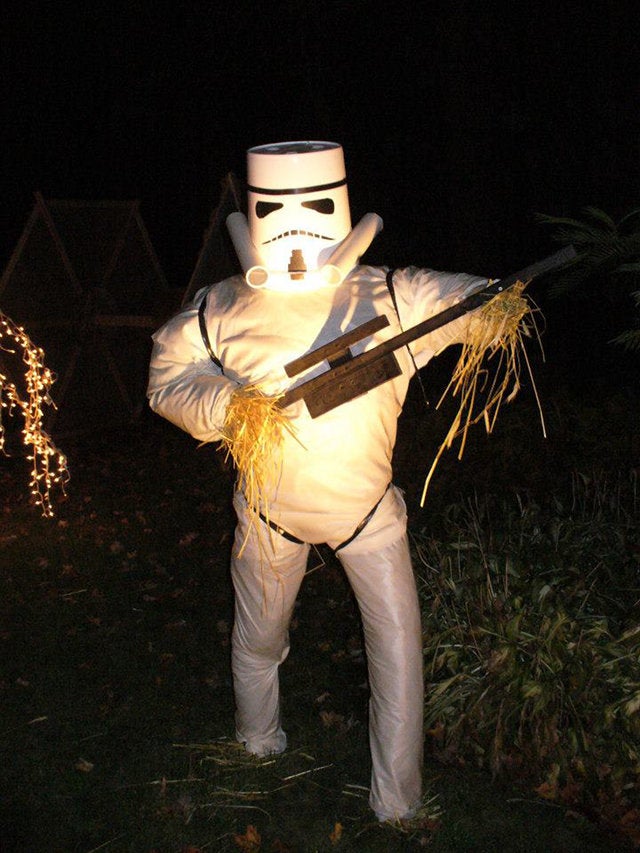 Star Wars made entirely out of scarecrows wins best Halloween lawn on this Earth