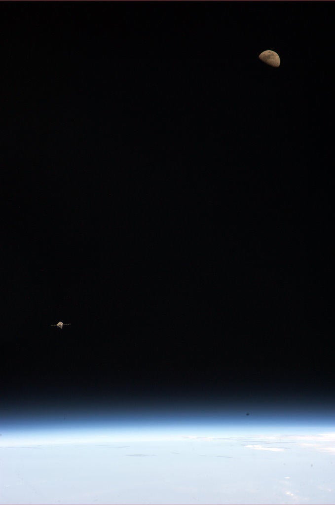 Awe-Inspiring Pictures Taken from the ISS as the New Year Begins
