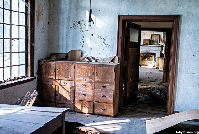This Modern Japanese Ruin Would Make a Fascinating Computer Game