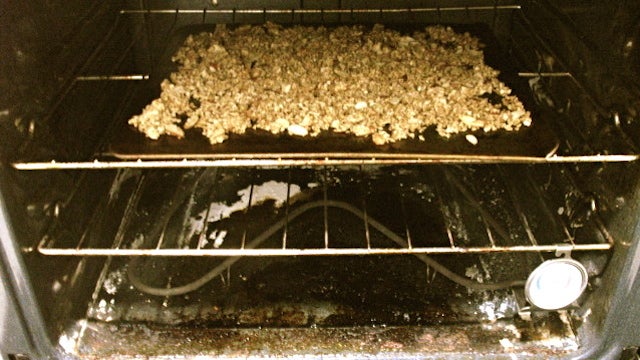 Clean an Oven with Vinegar and Baking Soda to Avoid Abrasive Cleaners