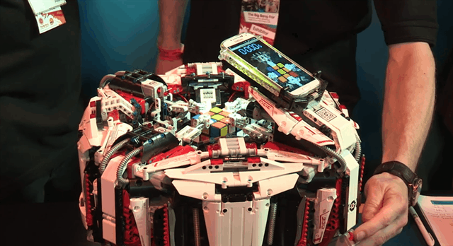 LEGO Robot Breaks Rubik&#39;s Cube World Record, Looks Badass Doing It