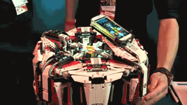 Lego Robot With a Smartphone Brain Shatters Rubik&#39;s Cube World Record