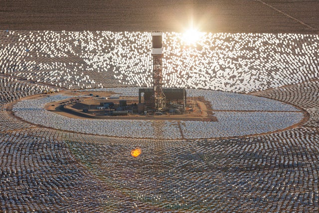 La planta solar más grande del mundo ciega a los pilotos cercanos