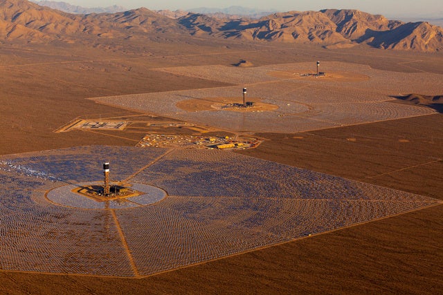 La planta solar más grande del mundo ciega a los pilotos cercanos