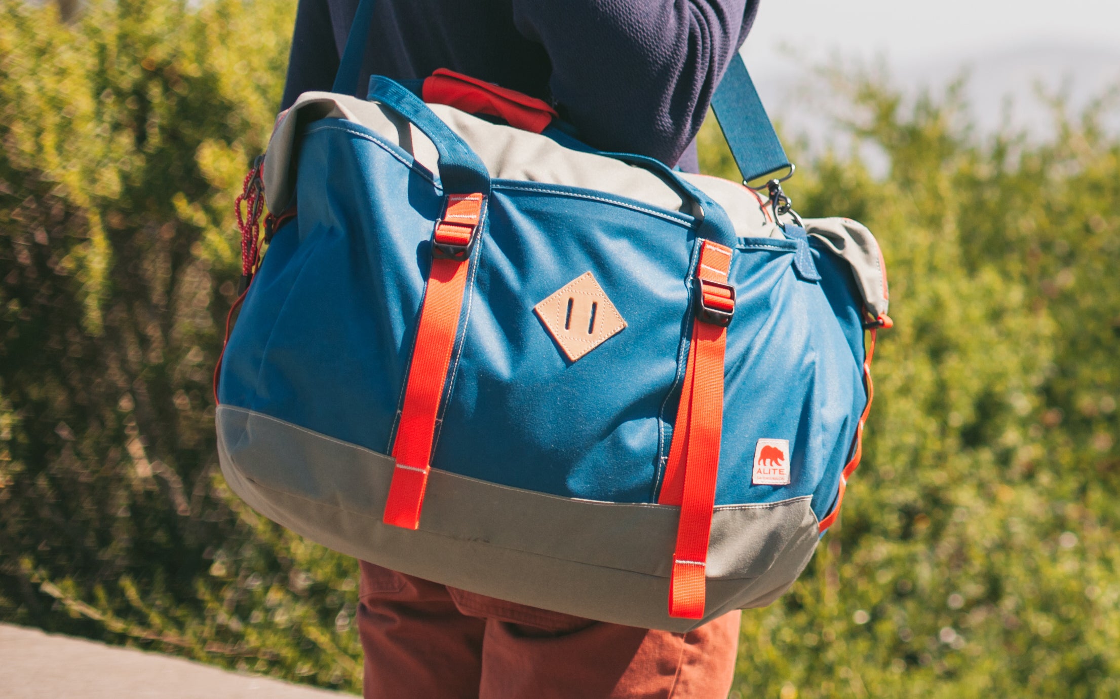 A Weekender Duffel Bag That Can Handle Your Sleeping Bag And Tent Too | Gizmodo Australia