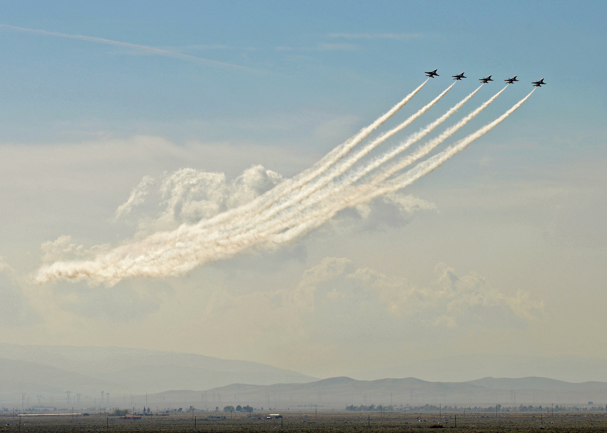 Photo of US Air Force F-16 Thunderbirds flying perfectly into the sky