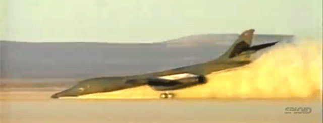 Impressive video of a B-1B bomber crash landing on a dry lake