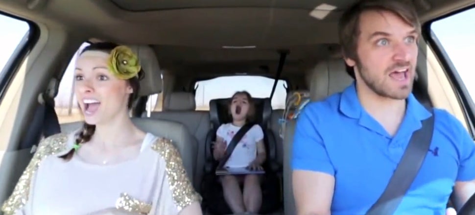 Amazing parents' perfect lip-sync to Frozen song
