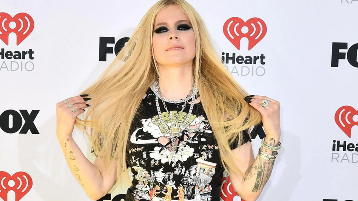 Sk8er Gurl Avril Lavigne Sets Her Doppleganger Rumors Str8