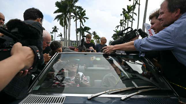 Rudy Giuliani se présente pour voter dans la Mercedes de Lauren Bacall