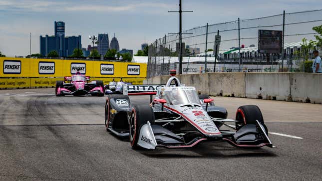 Josef Newgarden berlomba di Sirkuit Belle Isle dengan Renaissance Center sebagai latar belakang