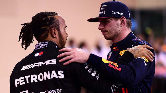 Foto Lewis Hamilton dan Max Verstappen setelah Grand Prix Abu Dhabi. 