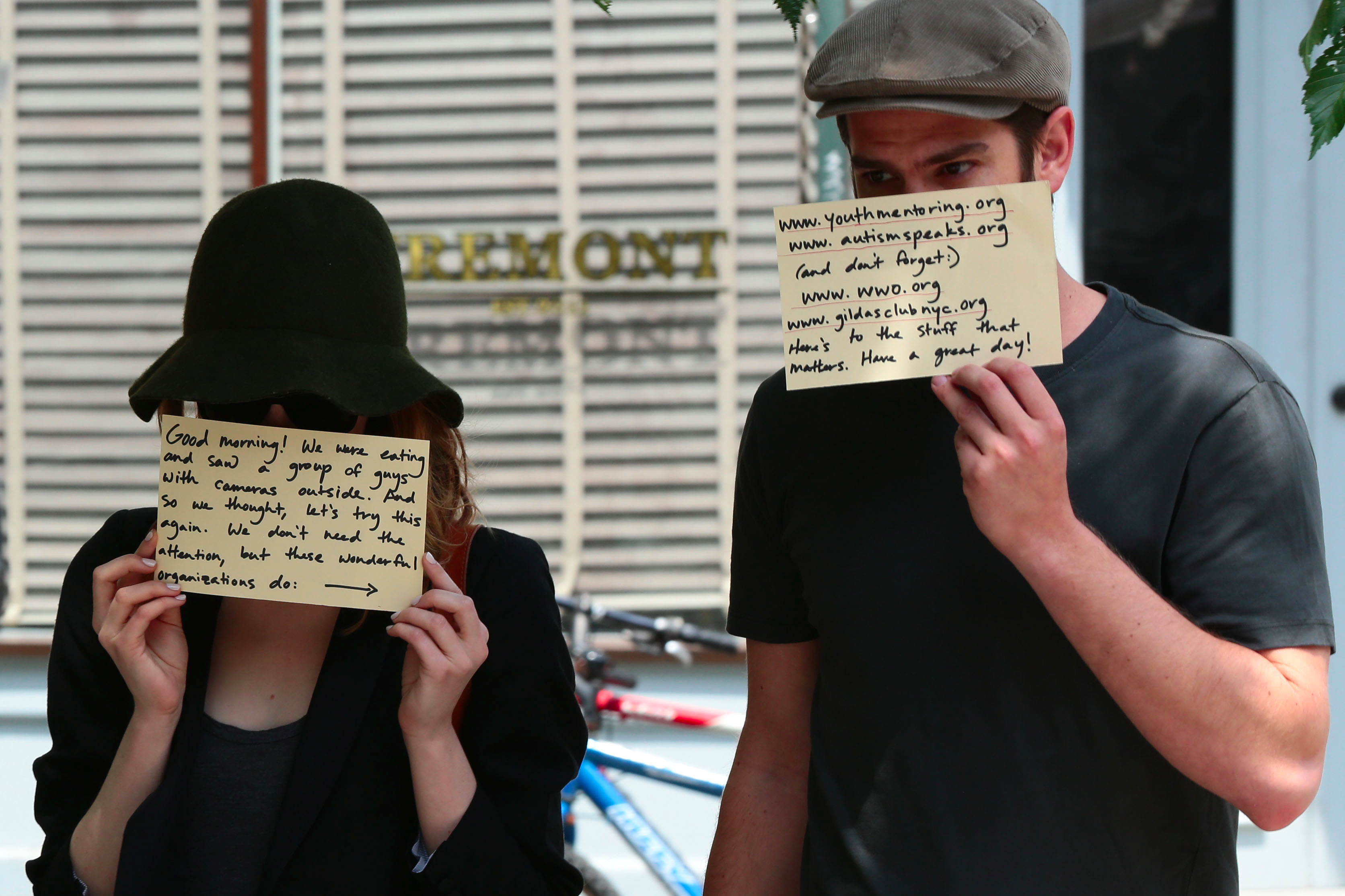 emma stone and andrew garfield force paparazzi to do something nice