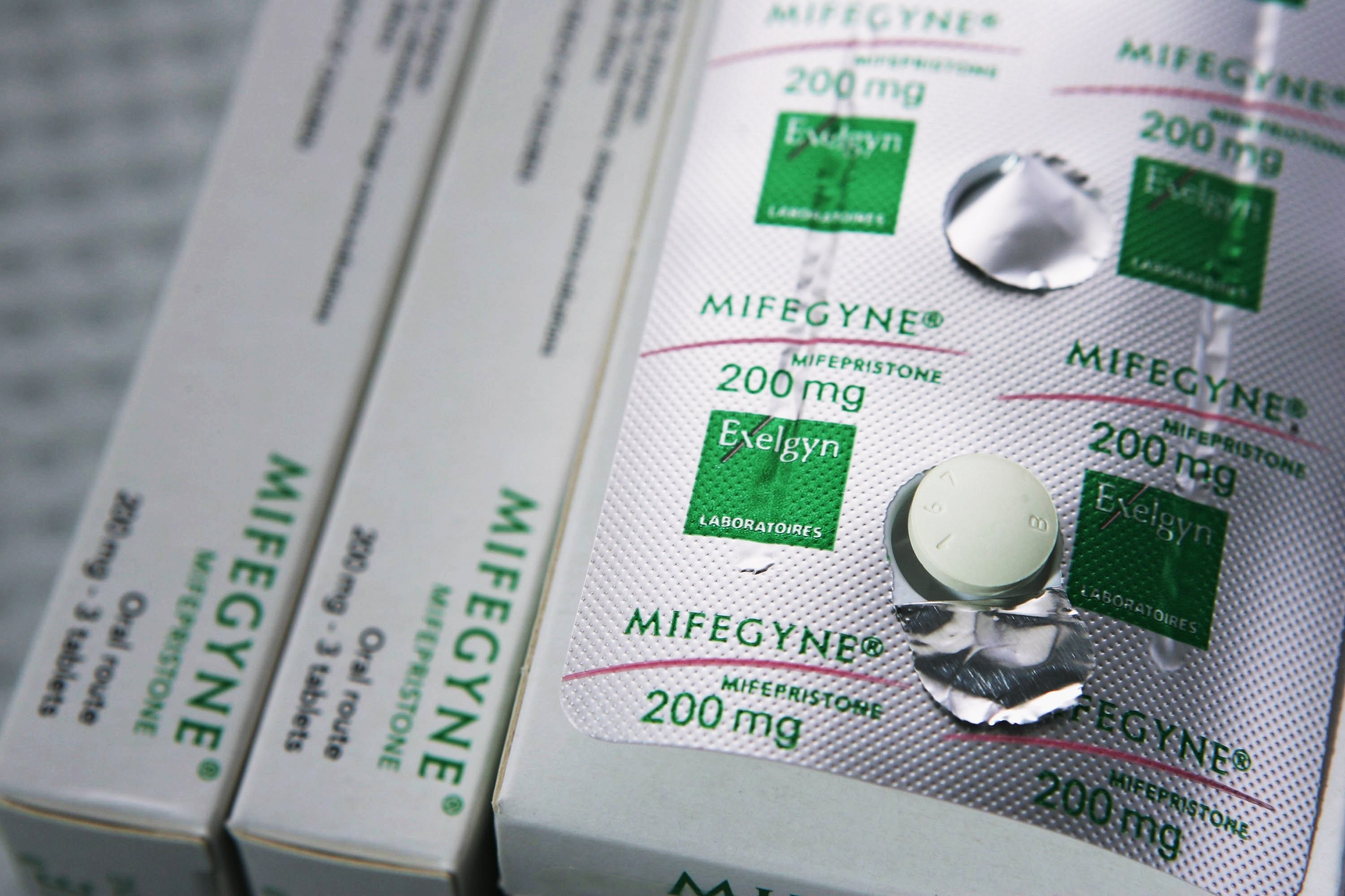 Препараты для медикаментозного прерывания. "Mifepristone" (мифепристон). Мифегин медикаментозное прерывание. Мифегин 200 мг. Таблетки от прерывания беременности Мифегин.