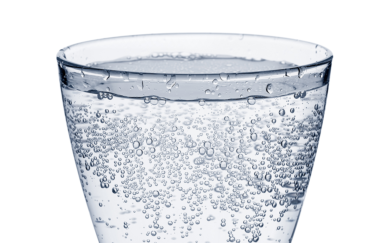 Минералочка. Стакан воды. Минералка в стакане. Пузырьки в стакане. Стакан газированной воды.