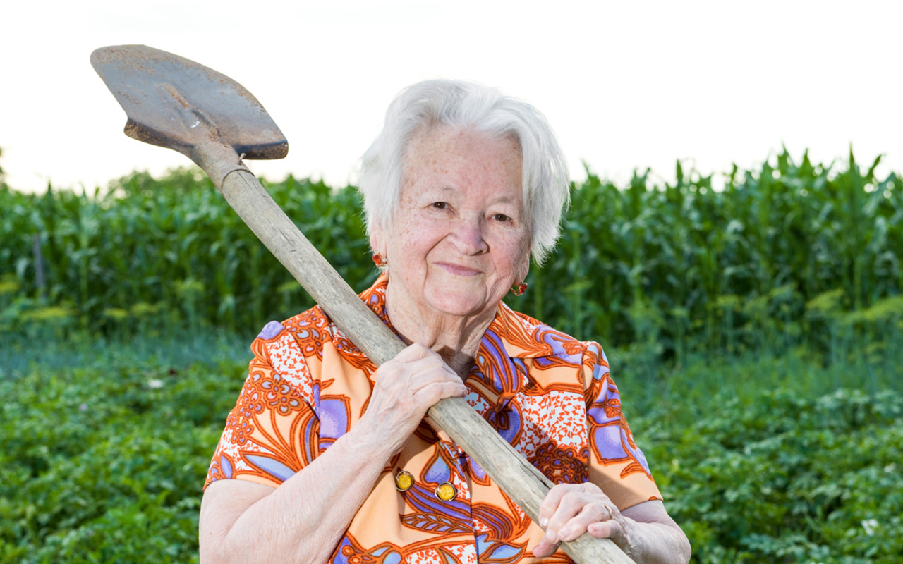 Короткие видео бабушек. Бабка с горохом. Бабка с РПГ. Бабушка с садовыми табличками.