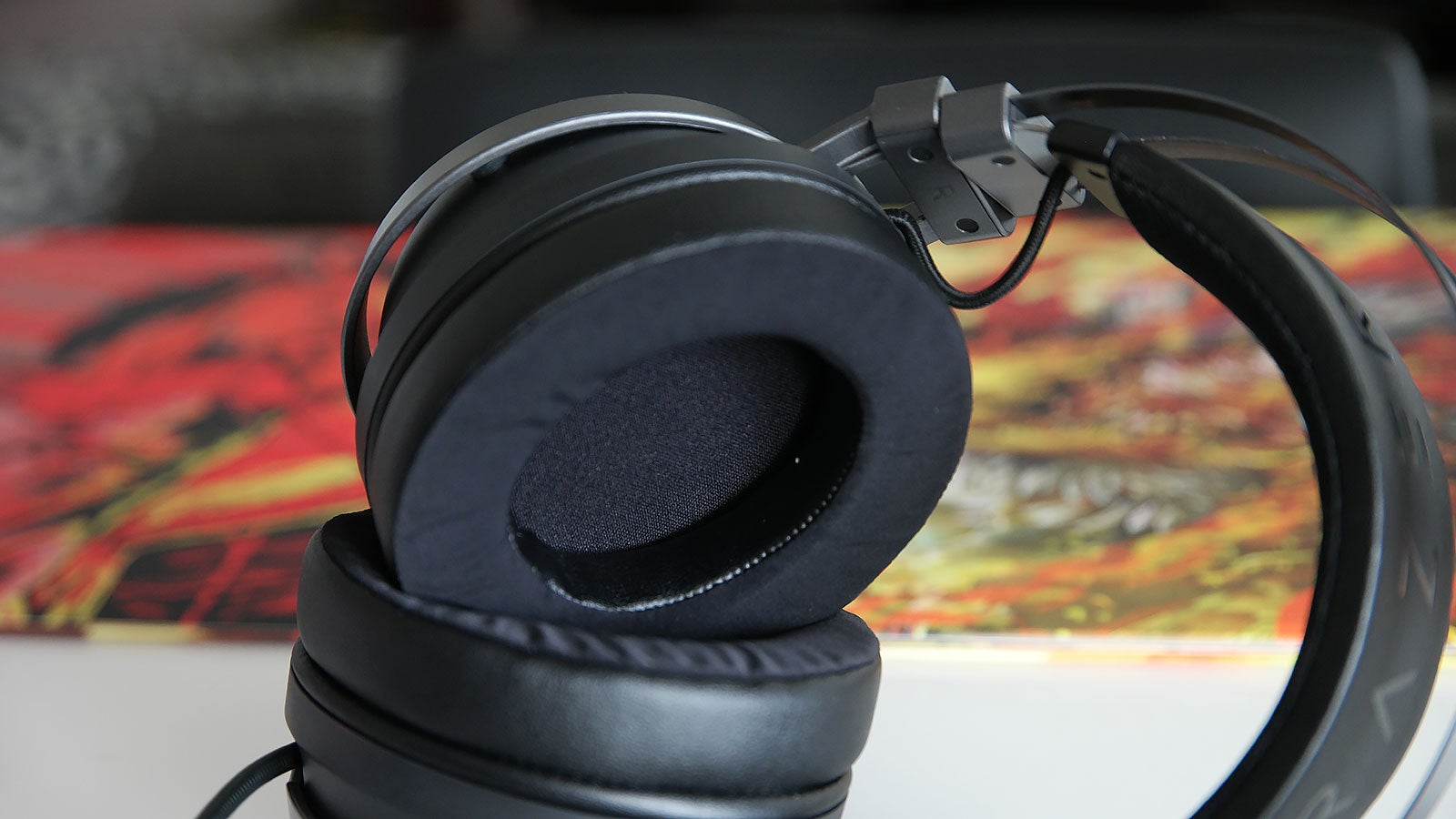 Razer's New Haptic Headset Rumbles Your Dome Like a Subwoofer | Gizmodo UK