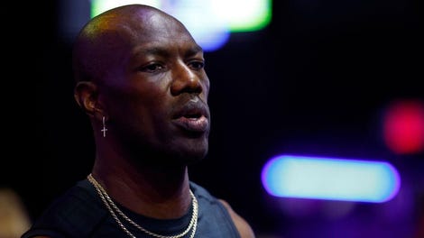 Terrell Owens allegedly defends fan by fighting heckler outside a CVS