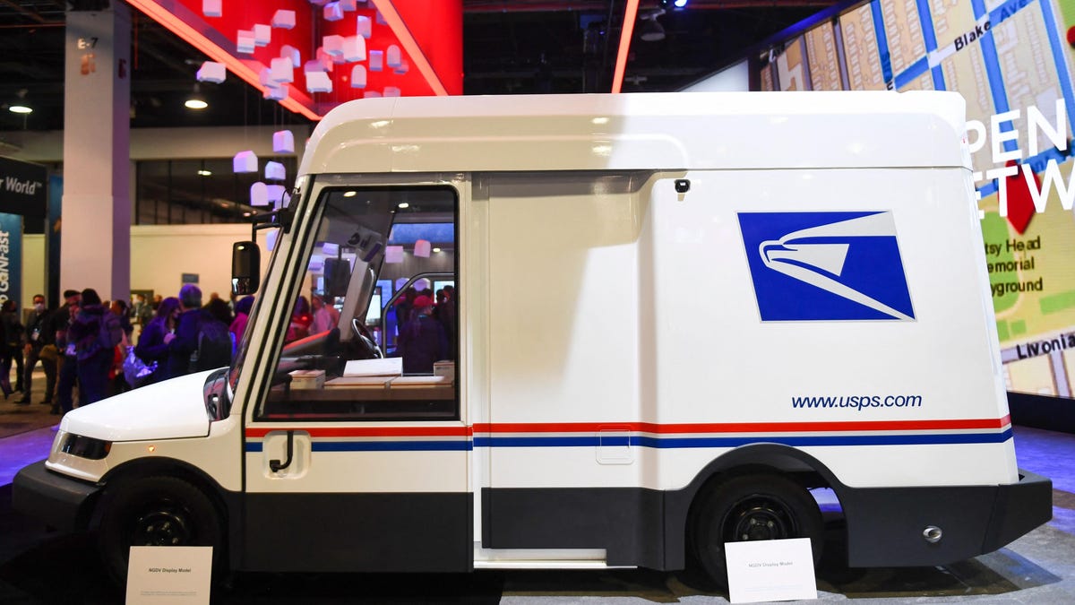Biden Admin Calls on Postal Service to Cancel Its Plans for Gas-Guzzling Fleet of Vehicles thumbnail