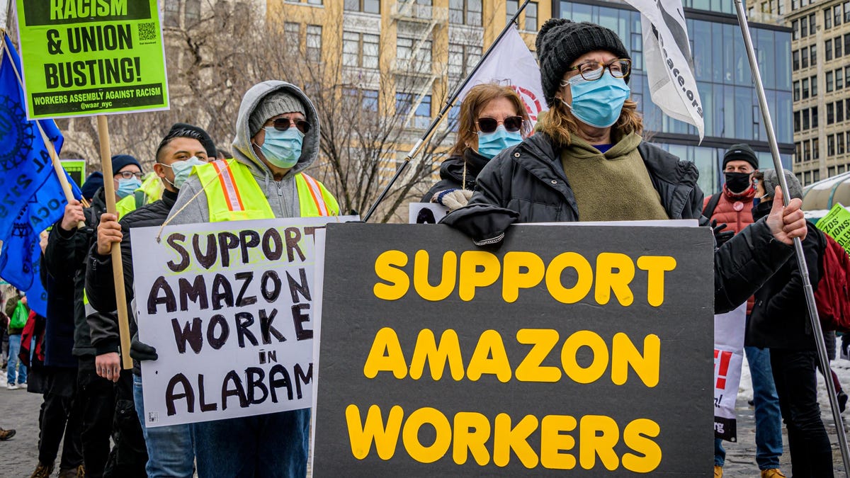 Trabajadores de Amazon ganan histórica votación sindical en Staten Island