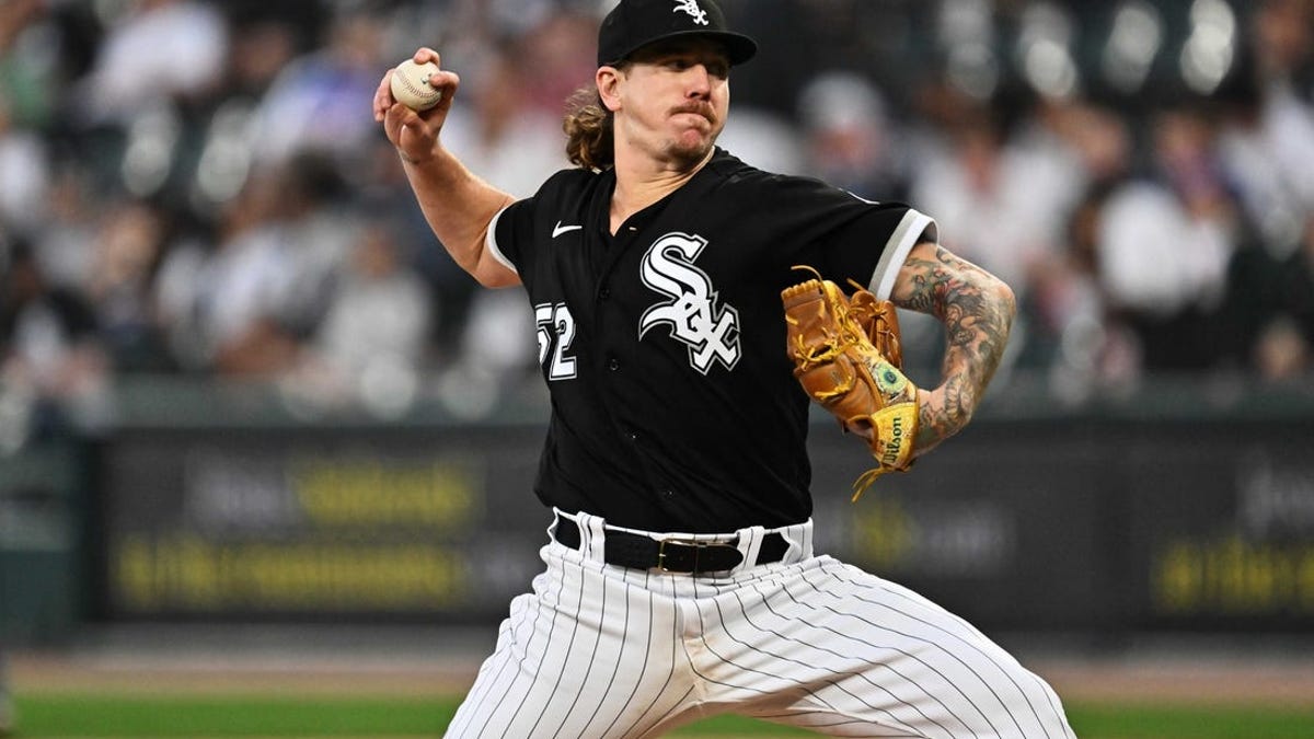 Padres' Mike Clevinger to begin season on IL