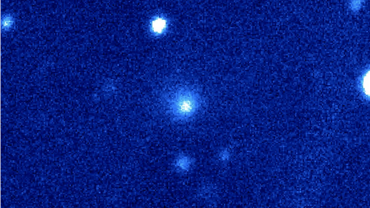 Masīvā iekšējā komēta jaunā attēlā parādās kā “skaists mazs izplūduma punkts”