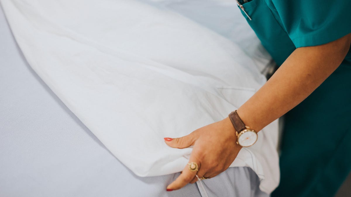 How to Make a Bed With ‘Hospital Corners’