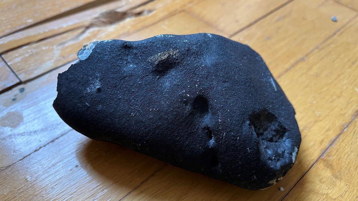 Possibile meteorite che si schianta sul tetto di una casa nel New Jersey